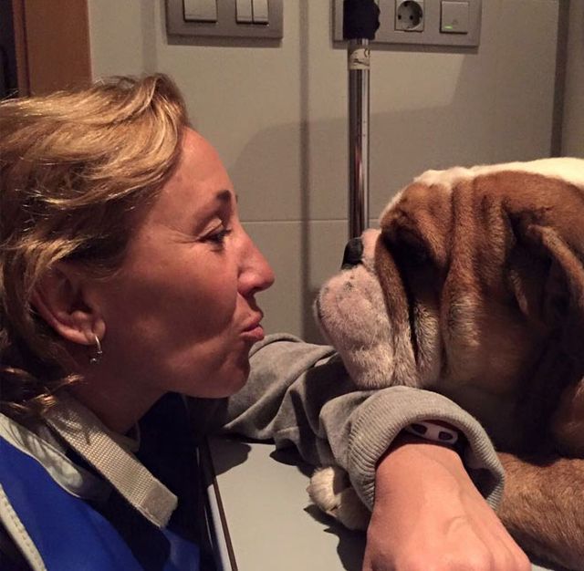Clínica Veterinaria +cotas mujer y mascota