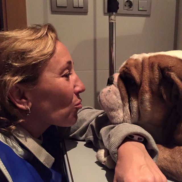 Clínica Veterinaria +cotas mujer y mascota